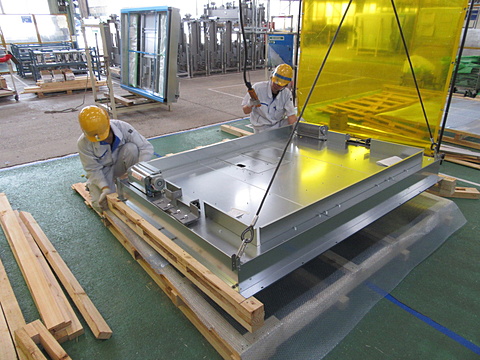 輸出製品を木箱で梱包