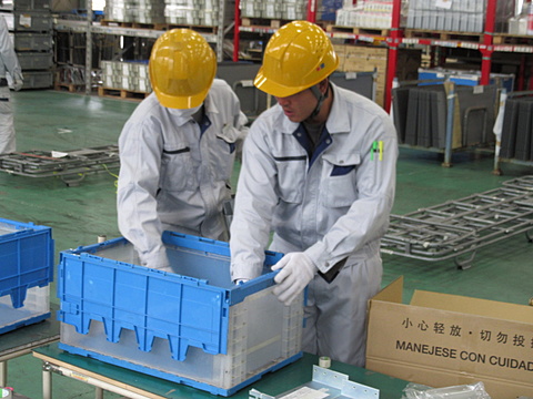 国内向け製品をプラスチック箱での梱包