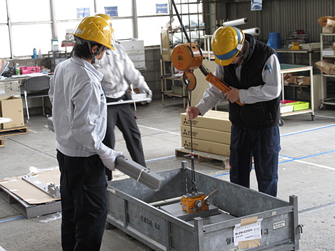 国内向け製品をスチール製コンテナにて梱包